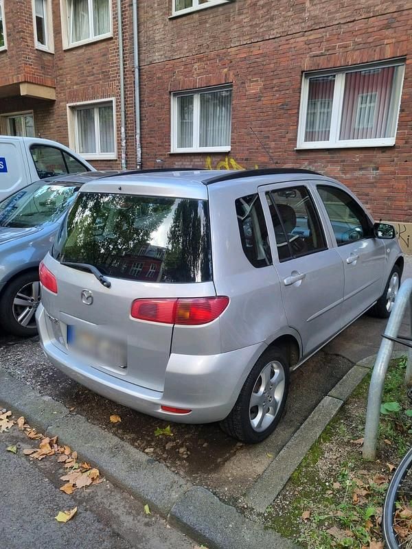 Silber Gebraucht 2004 Mazda 2 Kleinwagen | 2.190 € - Bild 1/4