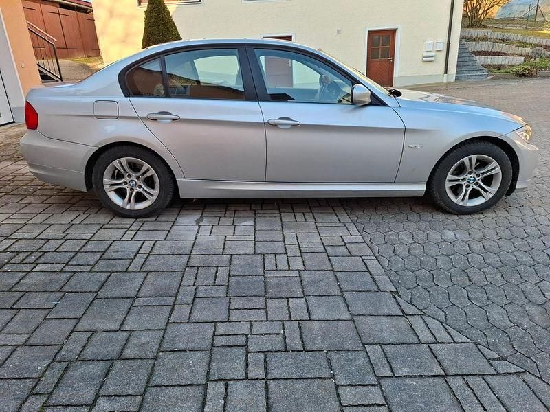 Gebraucht BMW 320 170 PS (125 kW) 2011 Silber Limousine
