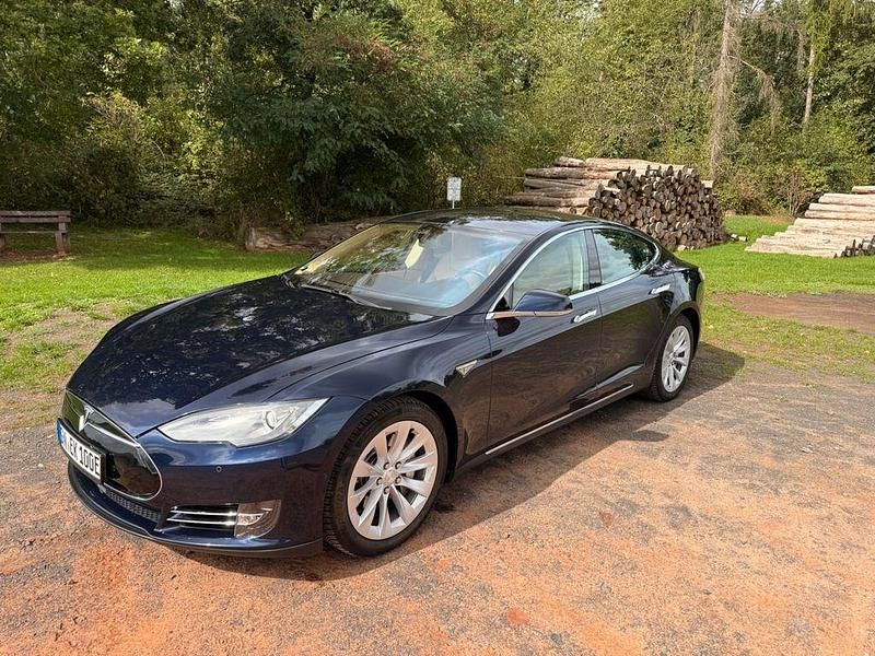 Blau Gebraucht 2014 Tesla Model S Limousine | 17.500 € (Etwas zu teuer) - Bild 1/4