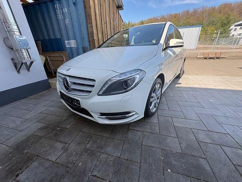 Gebraucht Mercedes B180 122 PS (89 kW) 2012 Weiß Van / Kleinbus
