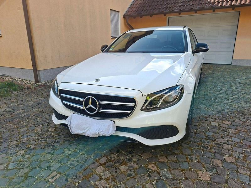 Gebraucht Mercedes E220 194 PS (142 kW) 2019 Weiß Limousine