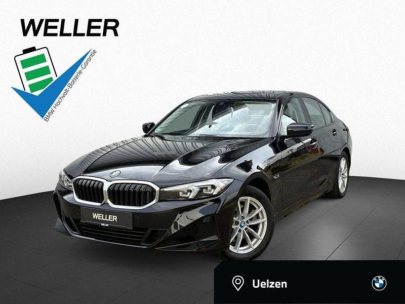 Schwarz (schwarz) Gebraucht 2022 BMW 320e Advantage Limousine | 25.990 € (Fairer Preis) - Bild 1/3