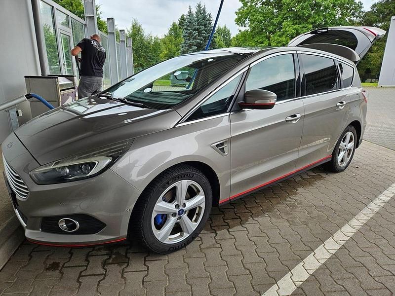 Schwarz Gebraucht 2016 Ford S-MAX Vignale Van / Kleinbus | 12.999 € (Guter Preis) - Bild 1/4