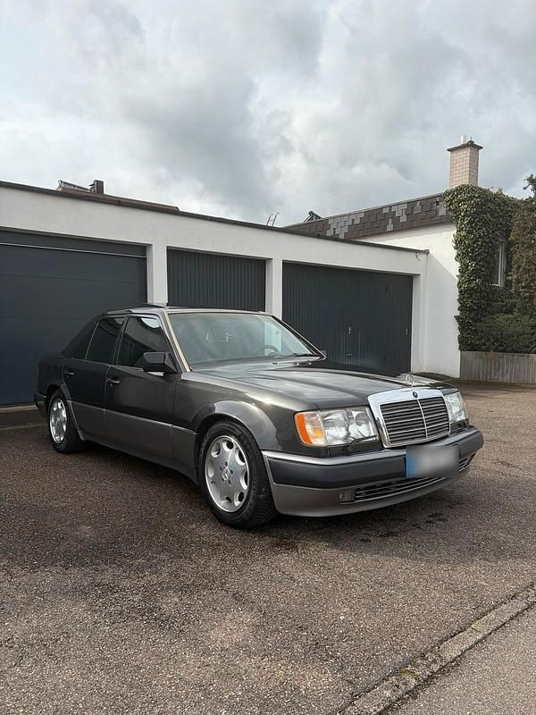 Gebraucht Mercedes E500 326 PS (239 kW) 1992 Schwarz Limousine