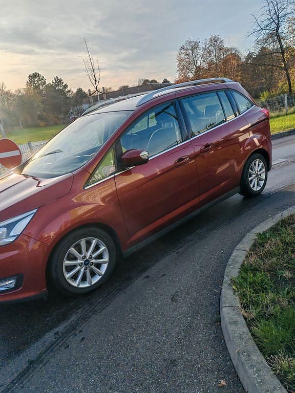 Rot Gebraucht 2016 Ford Grand C-Max Titanium Van / Kleinbus | 6.400 € (Etwas zu teuer) - Bild 1/4