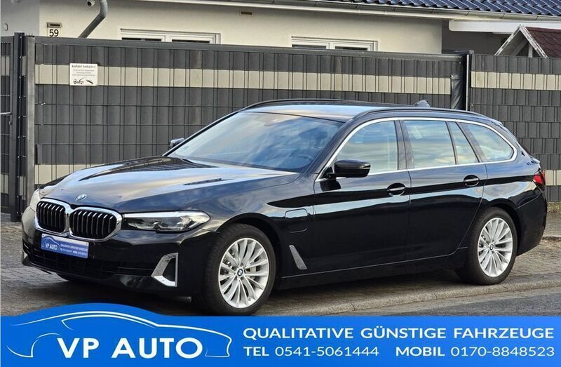 Black sapphire metallic Gebraucht 2021 BMW 530e Luxury Line Kombi | 24.980 € (Superpreis) - Bild 1/4