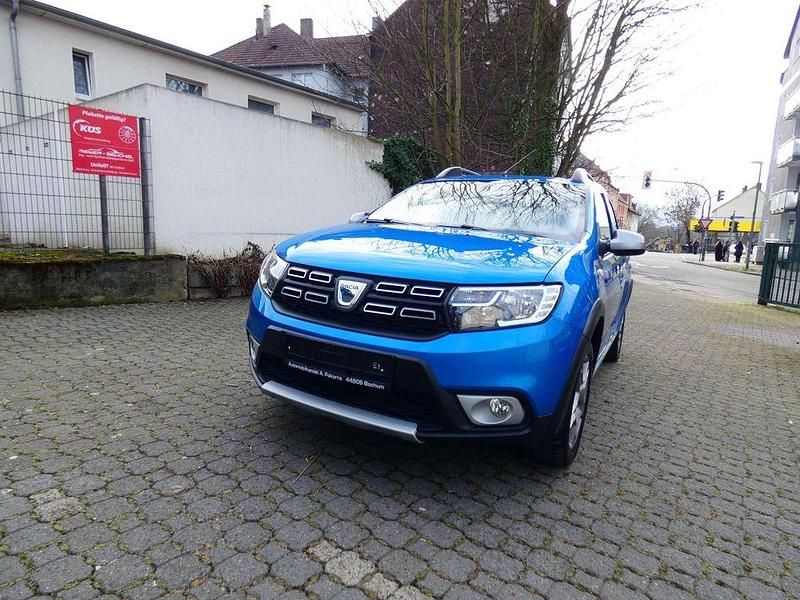 Blau Gebraucht 2017 Dacia Sandero Prestige Limousine | 8.650 € (Fairer Preis) - Bild 1/4
