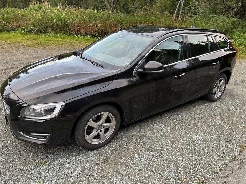 Schwarz Gebraucht 2015 Volvo V60 Momentum Kombi | 8.890 € (Fairer Preis) - Bild 1/4