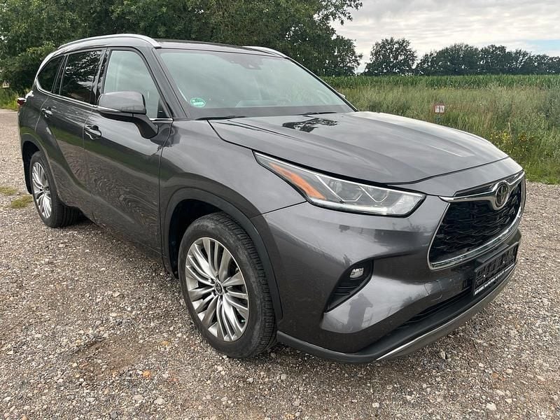 Grau Gebraucht 2022 Toyota Highlander Platinum SUV | 46.000 € - Bild 1/4