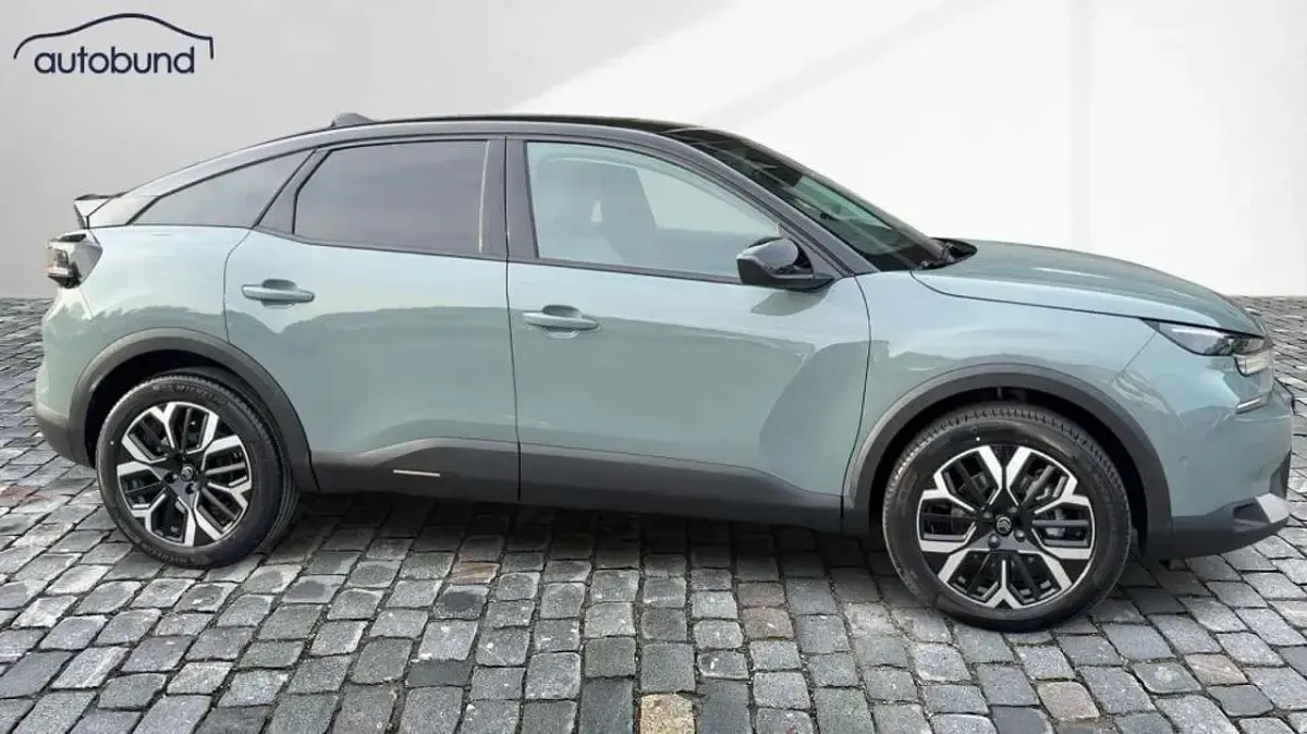 Neu Citroën C4 131 PS (96 kW) 2025 Grün / manhattangrün SUV