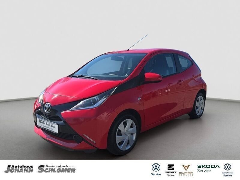 Rot Gebraucht 2015 Toyota Aygo X-play Kleinwagen | 10.275 € (Fairer Preis) - Bild 1/4