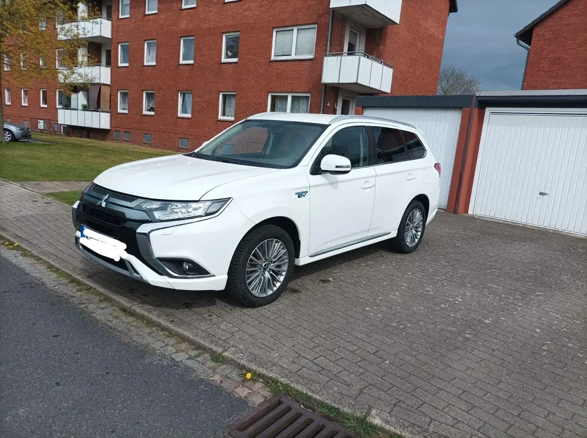 Gebraucht Mitsubishi Outlander P-HEV 224 PS (164 kW) 2021 Weiß SUV