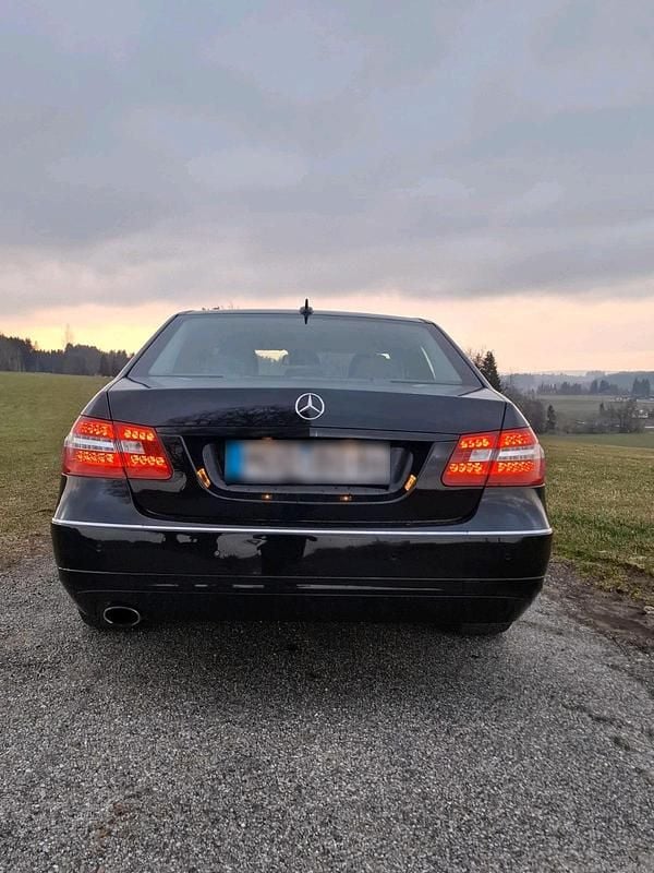 Gebraucht Mercedes E200 184 PS (135 kW) 2010 Schwarz Limousine