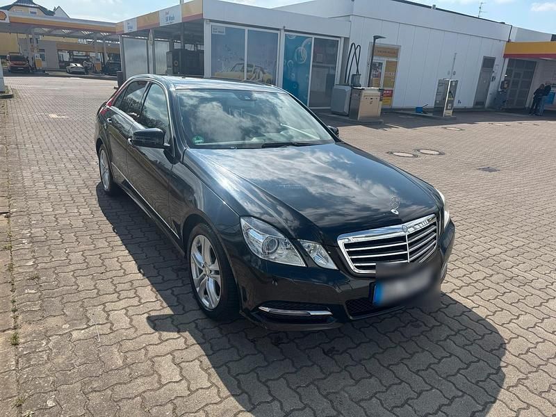 Schwarz Gebraucht 2012 Mercedes E220 Limousine | 9.650 € (Superpreis) - Bild 1/4