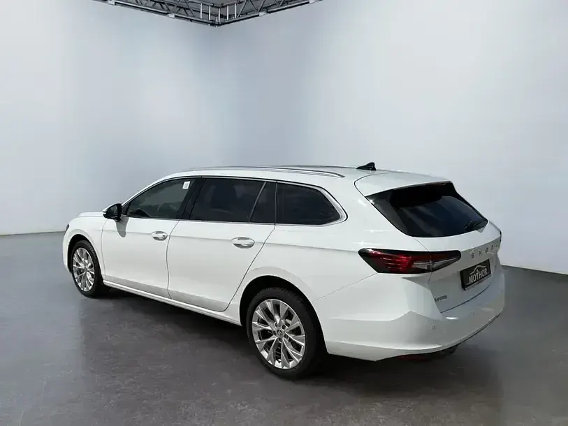 Gebraucht Skoda Superb Selection 193 PS (141 kW) 2024 Purity weiss Kombi