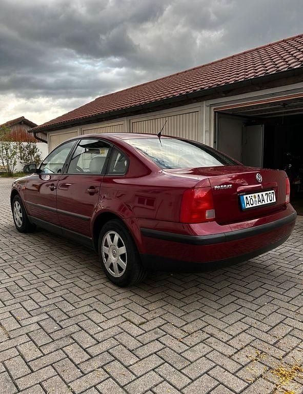 Używany VW Passat Basis 101 KM (74 kW) 1997 Czerwony Sedan/Limuzyna