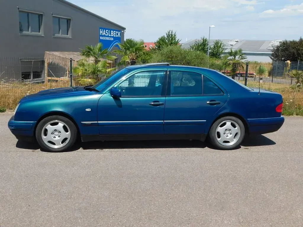 Gebraucht Mercedes E230 150 PS (110 kW) 1997 Grün Limousine
