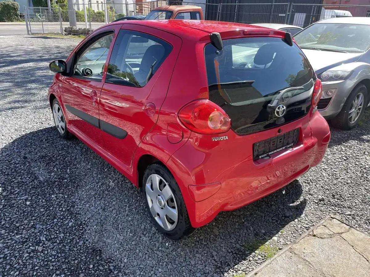 Second-hand Toyota Aygo 68 CP (50 kW) 2007 Roșu Hatchback