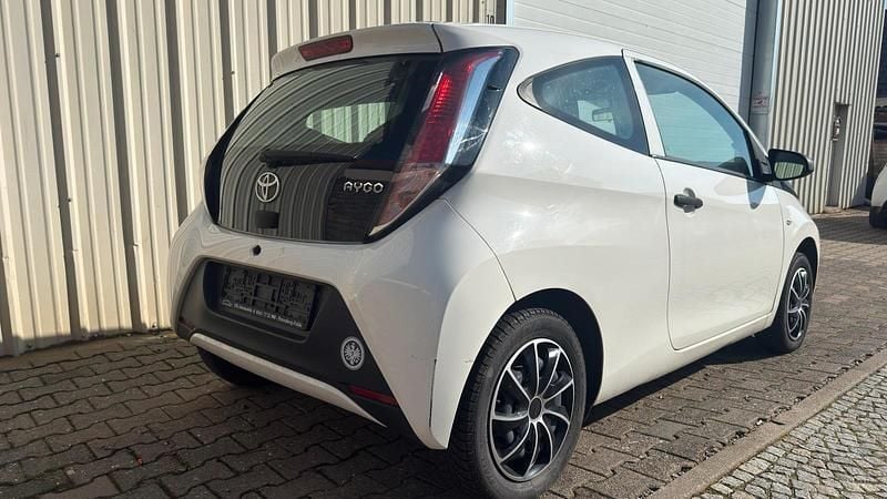 Gebraucht Toyota Aygo 69 PS (50 kW) 2015 Weiß Kleinwagen