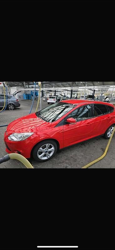 Gebraucht Ford Focus 115 PS (84 kW) 2014 Rot Limousine