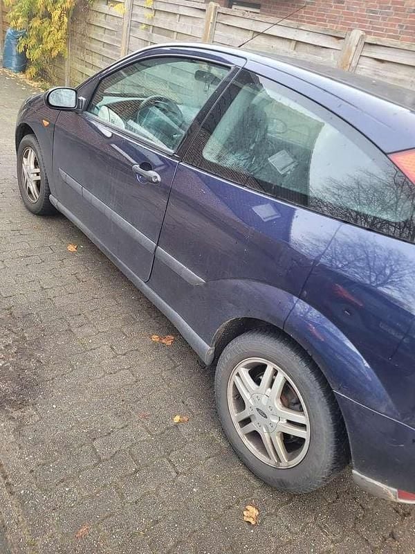 Gebraucht 2001 Ford Focus Ambiente Limousine | 700 € (Guter Preis) - Bild 1/4