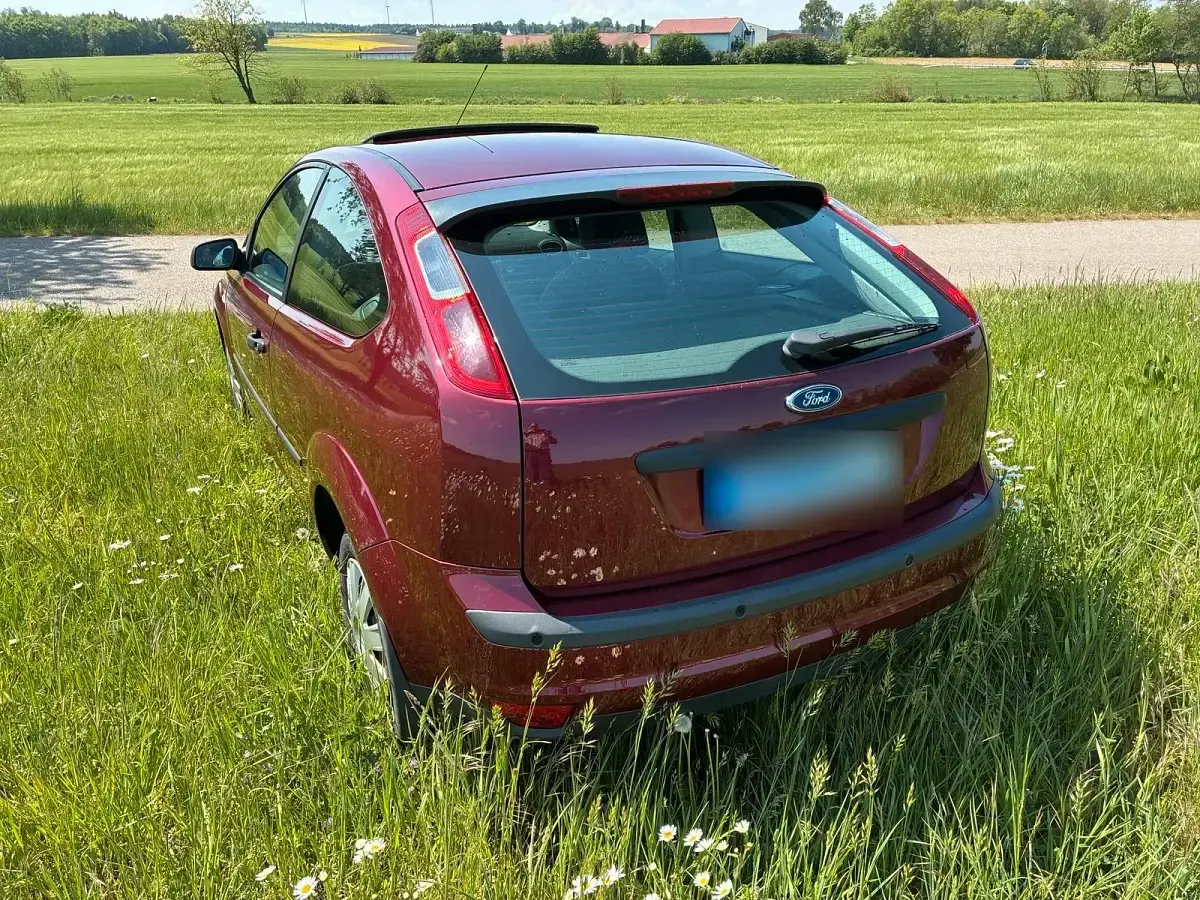 Gebraucht Ford Focus 100 PS (73 kW) 2005 Rot Limousine