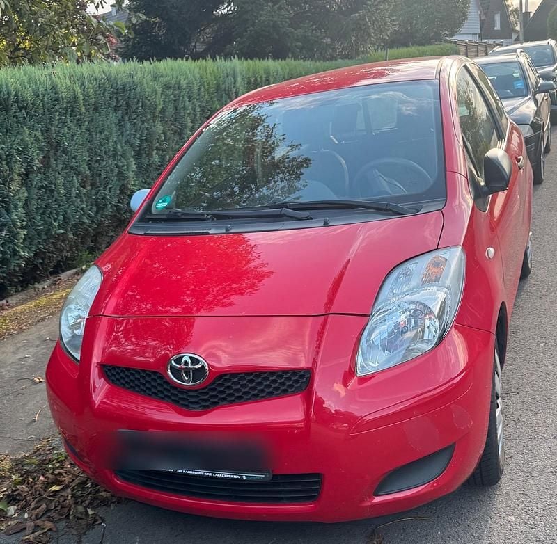Rot Gebraucht 2011 Toyota Yaris Kleinwagen | 2.450 € (Fairer Preis) - Bild 1/4