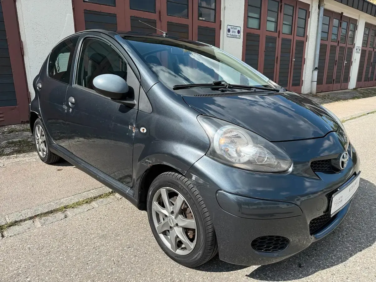 Gebraucht Toyota Aygo 68 PS (50 kW) 2011 Grau Kleinwagen