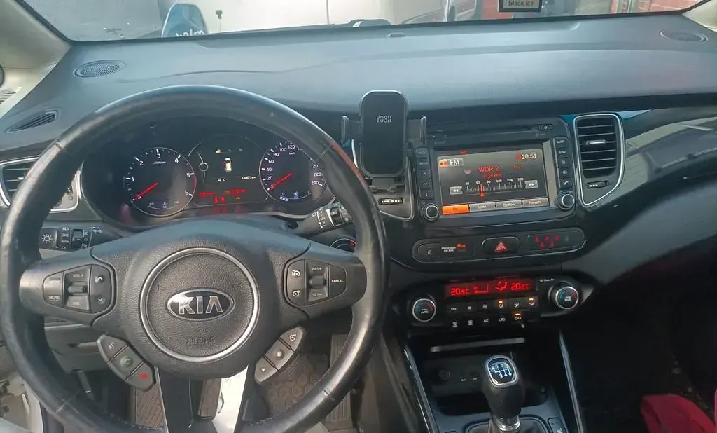 Gebraucht Kia Carens Spirit 141 PS (103 kW) 2015 Weiß Van / Kleinbus