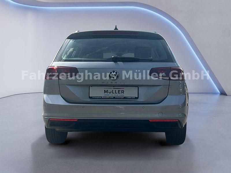 Gebraucht VW Passat Basis 150 PS (110 kW) 2023 Pyritsilber metallic Kombi