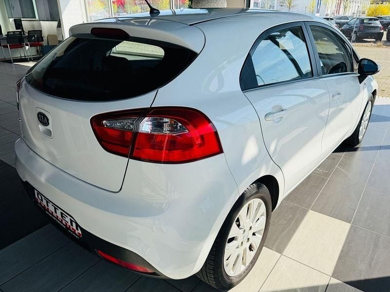 Gebraucht Kia Rio Edition 7 109 PS (80 kW) 2011 Weiß Limousine