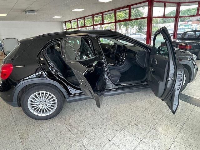 Nachtschwarz Gebraucht 2019 Mercedes GLA200 SUV | 20.900 € (Superpreis) - Bild 1/4