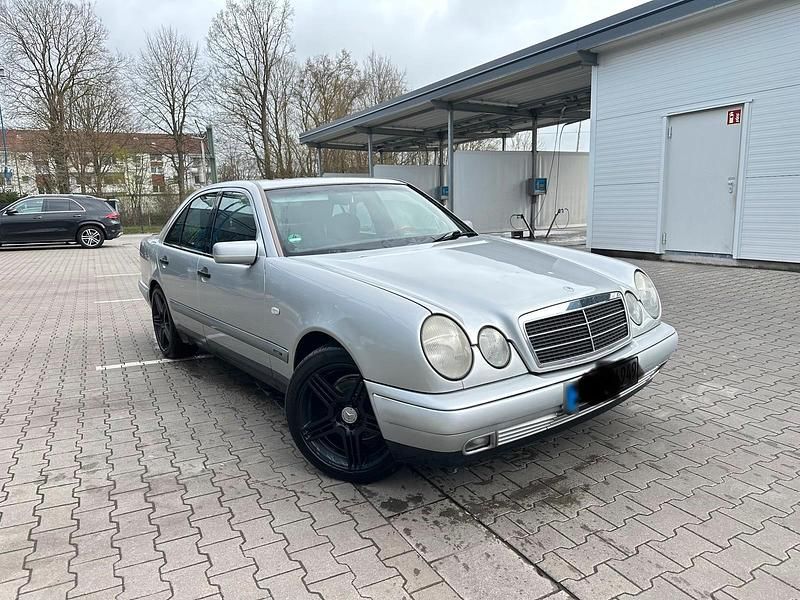 Gebraucht Mercedes E200 136 PS (100 kW) 1996 Silber Limousine