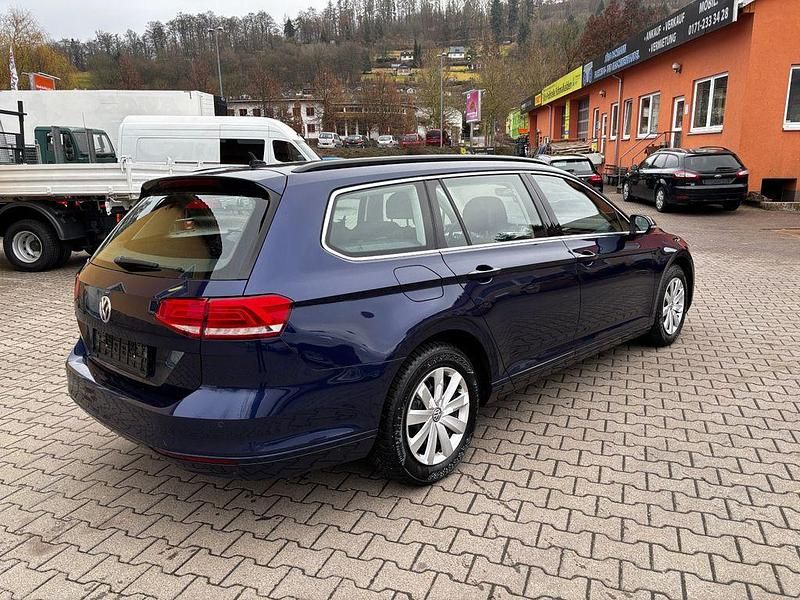 Gebraucht VW Passat Comfortline 150 PS (110 kW) 2019 Blau Kombi