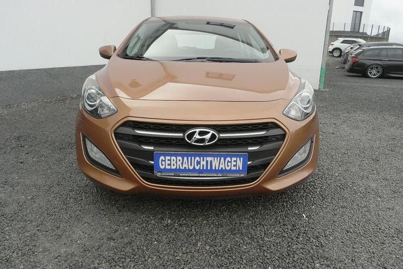 Gebraucht Hyundai i30 Classic 101 PS (74 kW) 2015 Orange Limousine