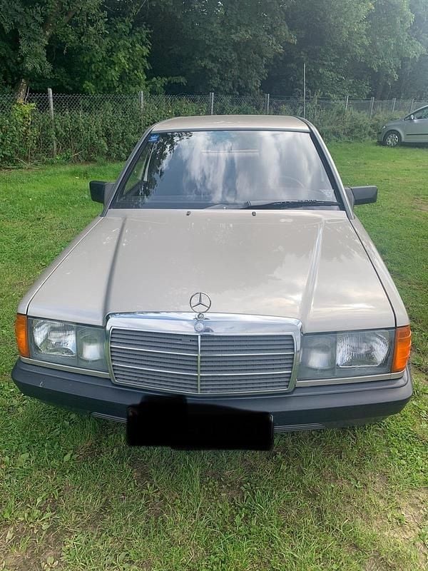Silber Gebraucht 1987 Mercedes 190 Limousine | 10.250 € - Bild 1/4