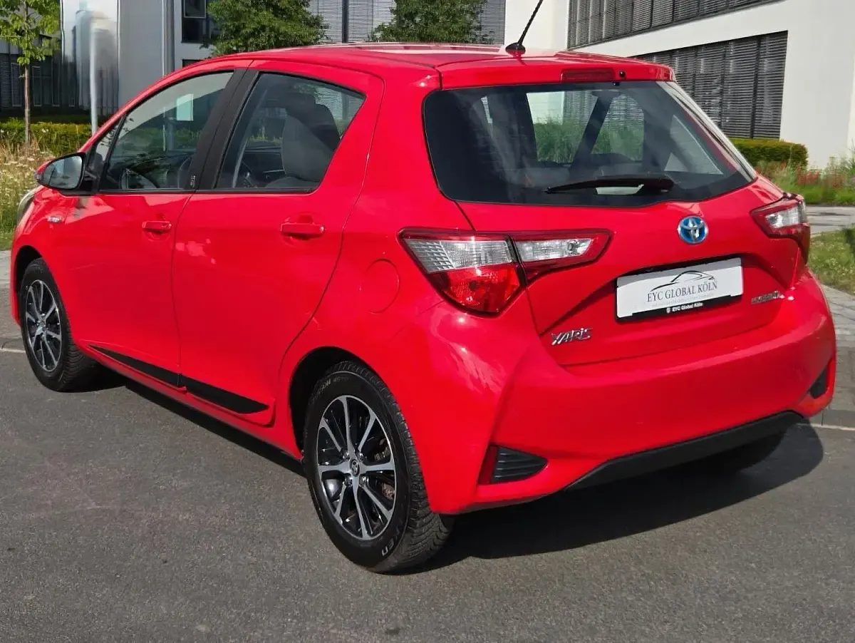 Gebraucht Toyota Yaris Hybrid Team 101 PS (74 kW) 2018 Rot Kleinwagen