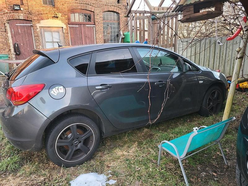 Gebraucht Opel Astra 120 PS (88 kW) 2012 Andere farben Kleinwagen