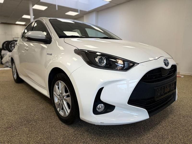 Weiß Gebraucht 2020 Toyota Yaris Hybrid Limousine | 14.590 € (Guter Preis) - Bild 1/4