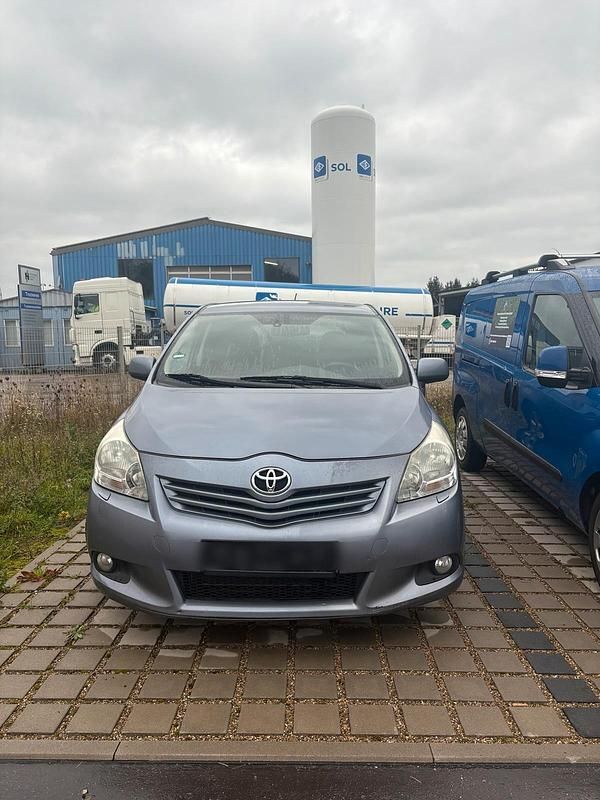 Grau Gebraucht 2010 Toyota Verso Van / Kleinbus | 4.499 € (Guter Preis) - Bild 1/4