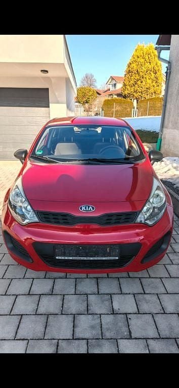 Rot Gebraucht 2013 Kia Rio Attract Limousine | 3.750 € (Superpreis) - Bild 1/4