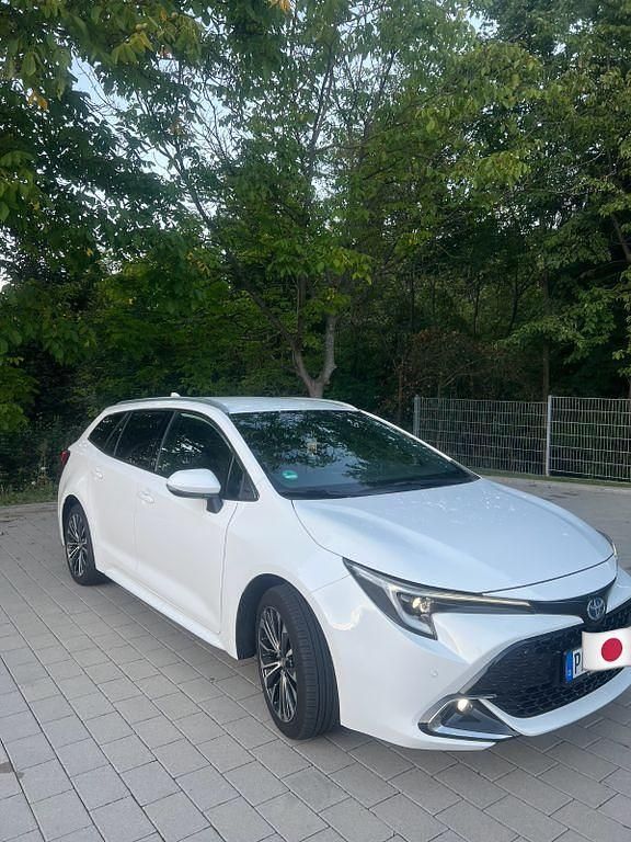 Weiß Gebraucht 2023 Toyota Corolla Team Kombi | 26.900 € (Guter Preis) - Bild 1/4