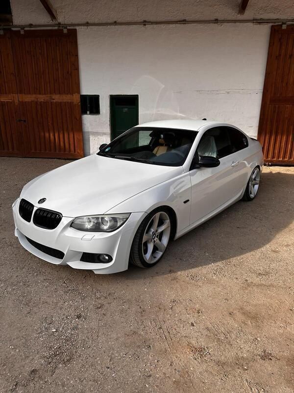 Weiß Gebraucht 2010 BMW 330 Sport Line Coupé | 12.700 € (Fairer Preis) - Bild 1/4