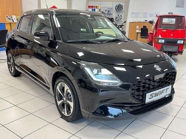 Super black pearl metallic Neu 2025 Suzuki Swift Comfort+ Kleinwagen | 20.990 € - Bild 1/4