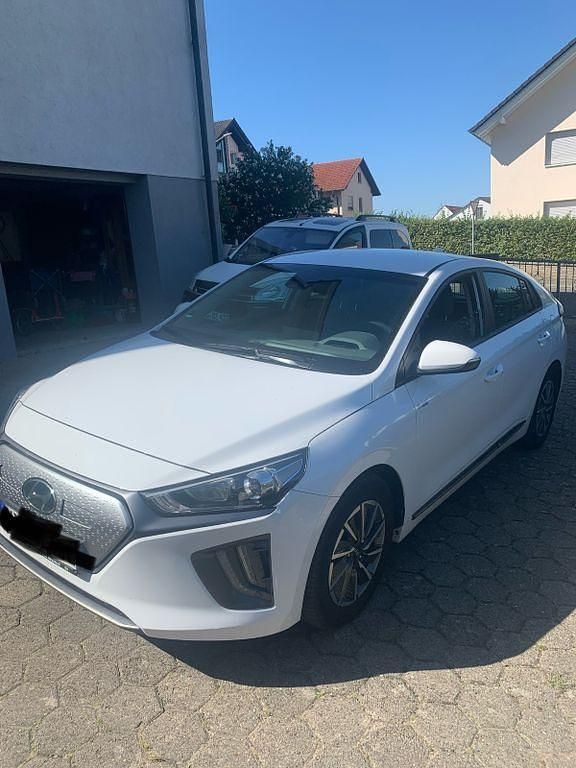 Weiß Gebraucht 2022 Hyundai Ioniq Kleinwagen | 15.900 € (Fairer Preis) - Bild 1/4