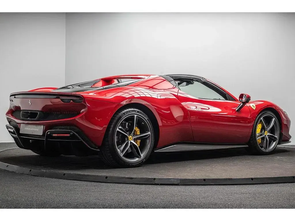 Gebraucht Ferrari 296 830 PS (610 kW) 2023 Rot Cabrio