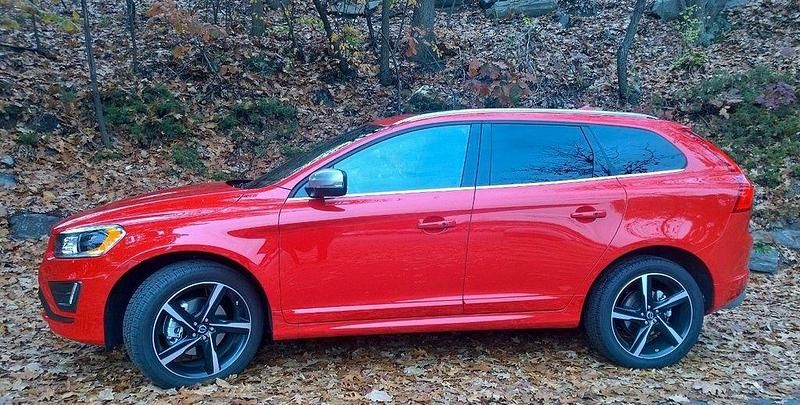 Usado Volvo XC60 R-Design 150 HP (110 kW) 2017 Vermelho SUV
