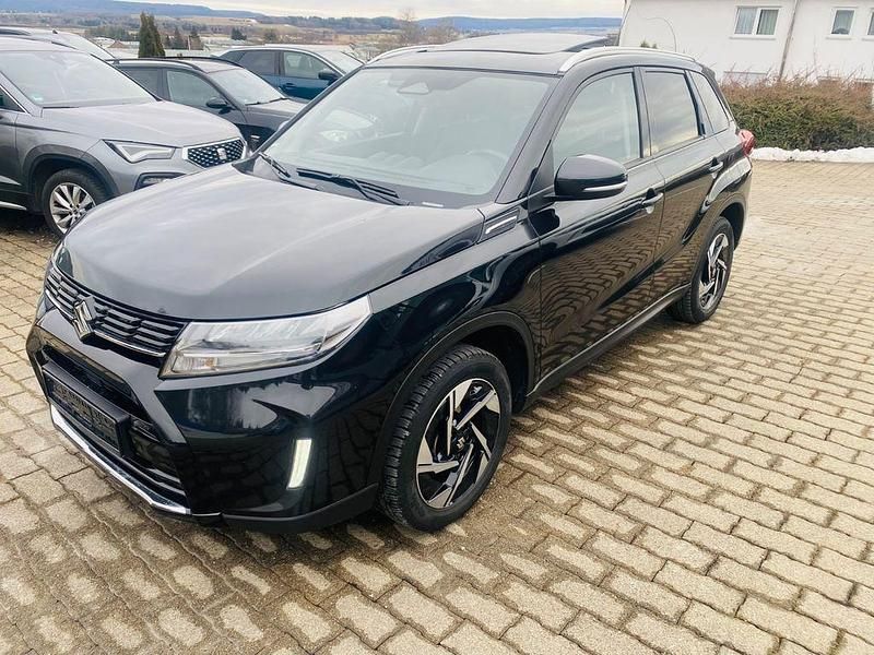 Schwarz Gebraucht 2025 Suzuki Vitara Comfort+ SUV | 19.590 € - Bild 1/4