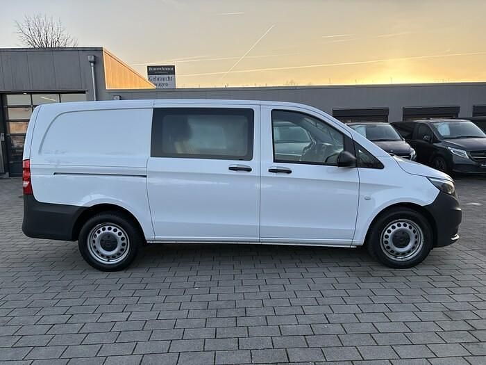 Gebraucht Mercedes Vito 163 PS (119 kW) 2023 Arktikweiß Van