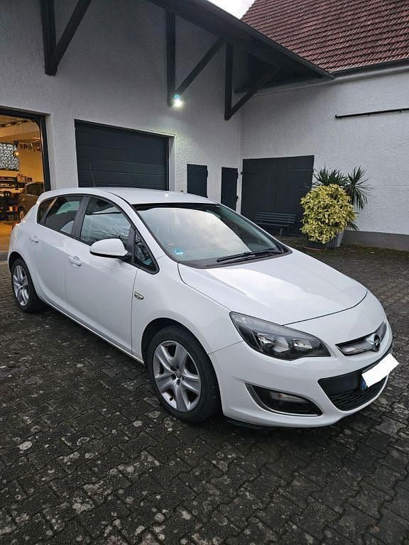 Weiß Gebraucht 2012 Opel Astra Limousine | 3.500 € (Fairer Preis) - Bild 1/4